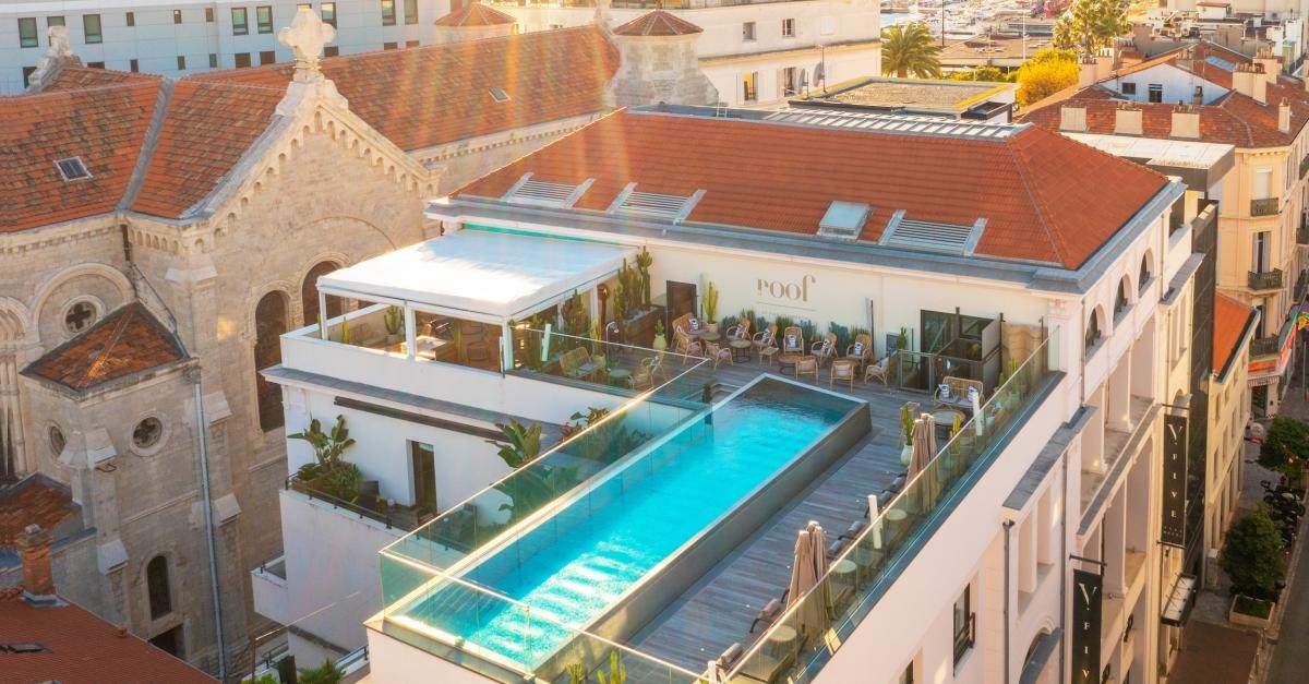 La piscine du rooftop Le Roof au Five Seas, vue des toits de Cannes