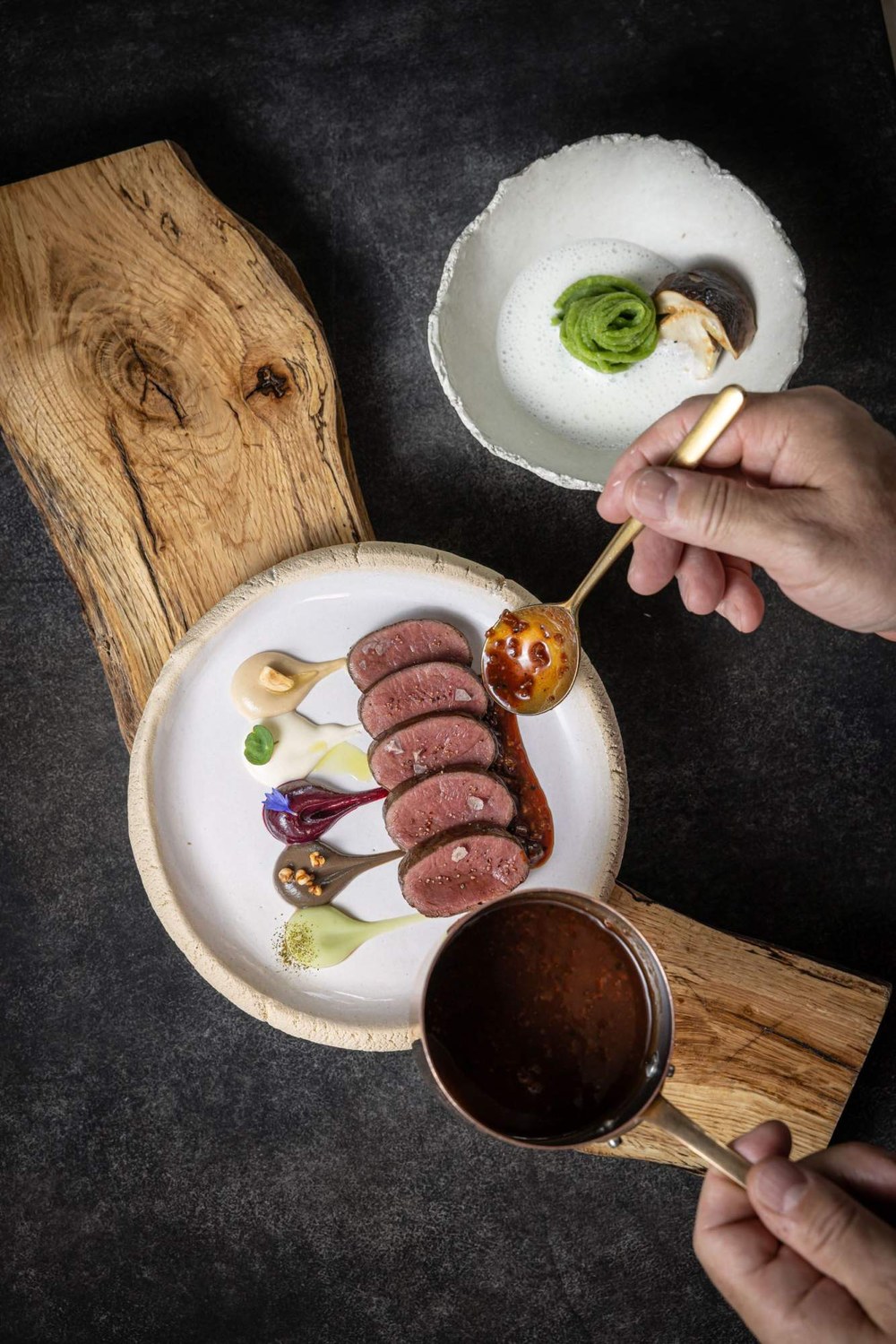Un plat de gibier à La Table d'Olivier Nasti, au Chambard à Kaysersberg