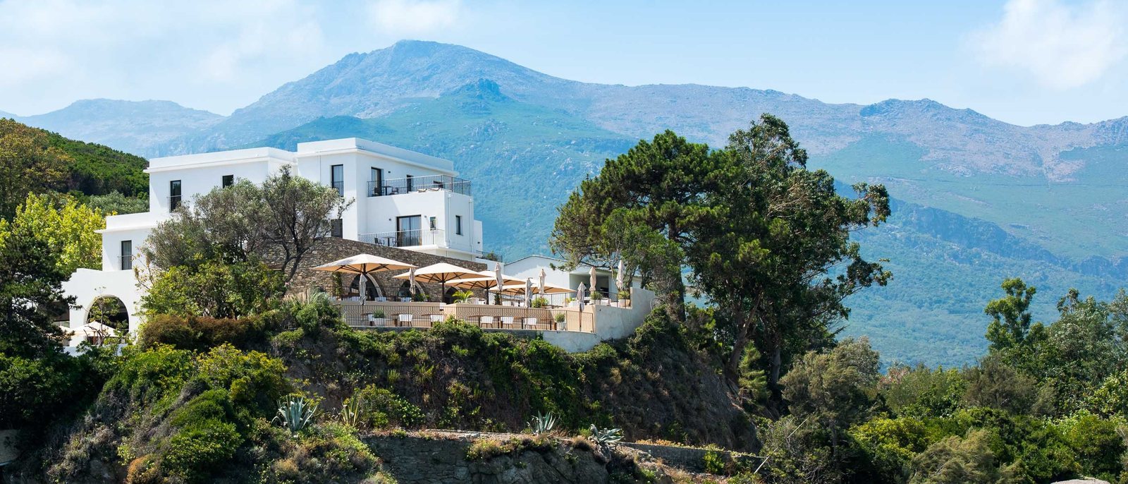 Le Domaine de Misíncu sur son promontoire du Cap Corse, ses façades blanches au-dessus de la mer et les montagnes derrière