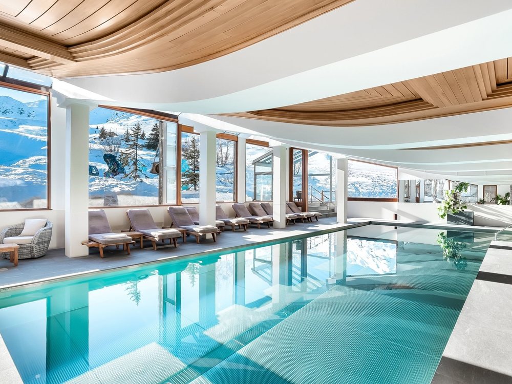 Le couloir de nage du spa de l'Annapurna, ses baies vitrées ouvertes sur les pistes enneigées