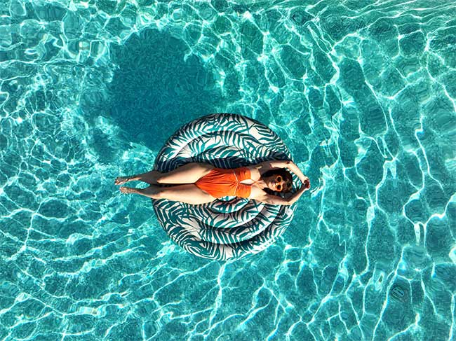 La piscine turquoise de l'Hôtel Casarose, vue du dessus