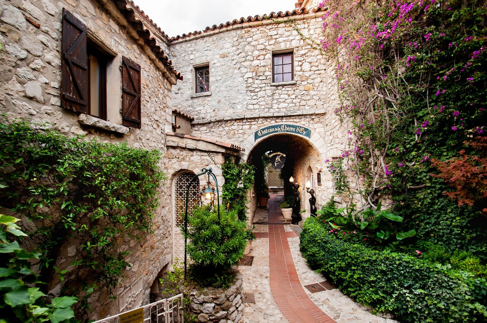 Le porche d'entrée du Château de la Chèvre d'Or dans une ruelle du village d'Èze