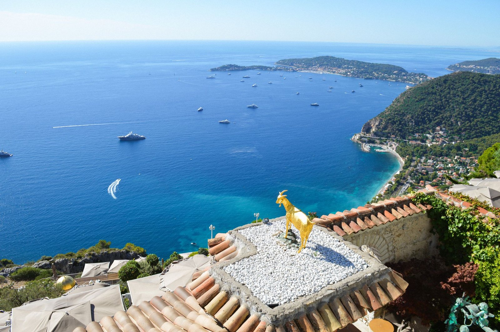 La chèvre d'or dorée sur les toits du Château, au-dessus de la rade de Saint-Jean-Cap-Ferrat