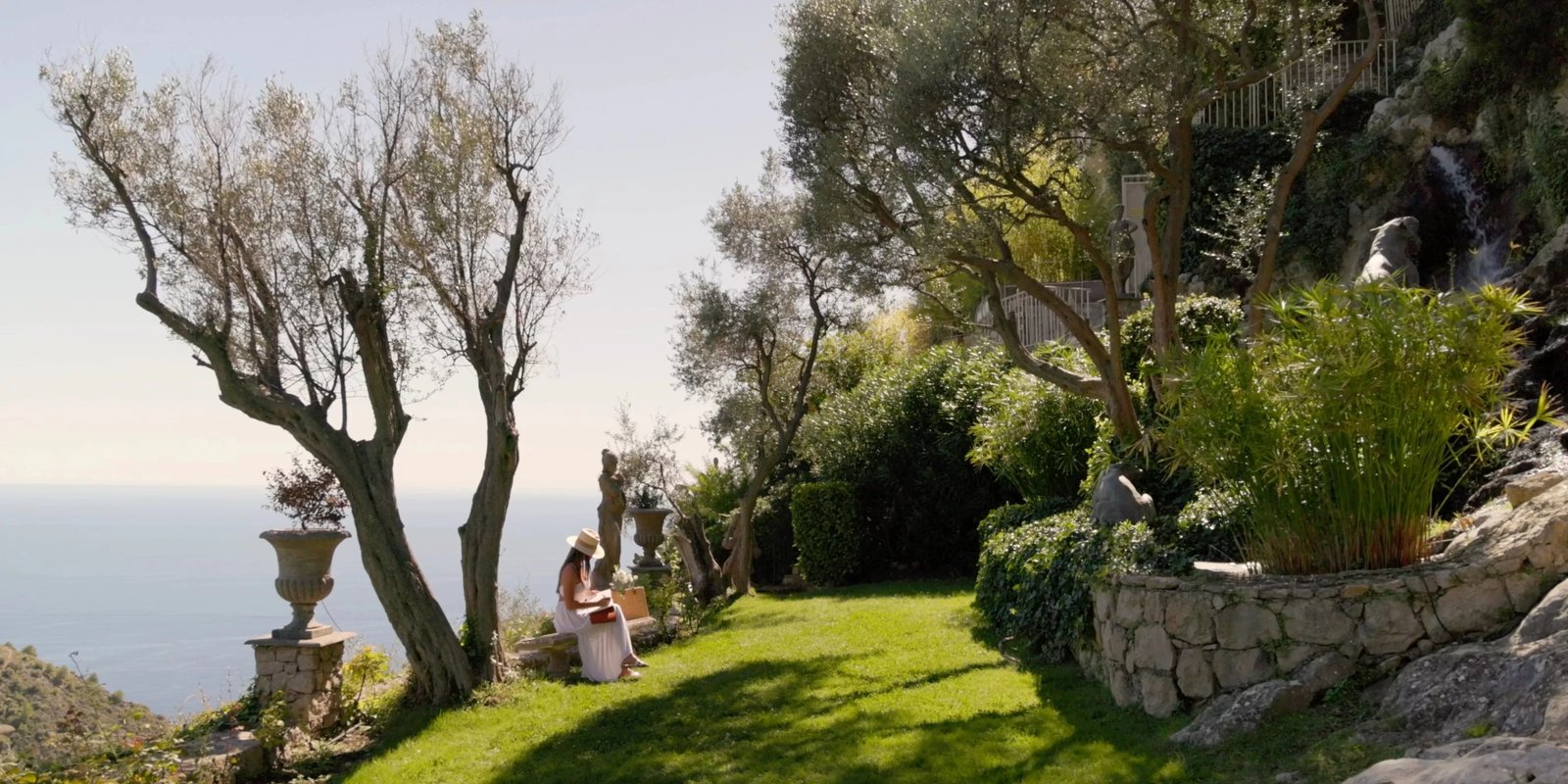 Une terrasse plantée d'oliviers dans les jardins de la Chèvre d'Or, au-dessus de la Méditerranée
