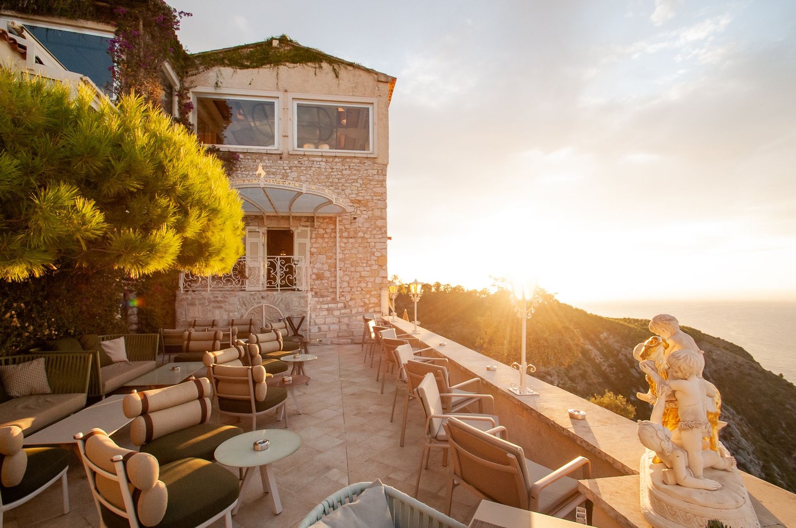 La terrasse du Château de la Chèvre d'Or au coucher du soleil, au-dessus de la Méditerranée