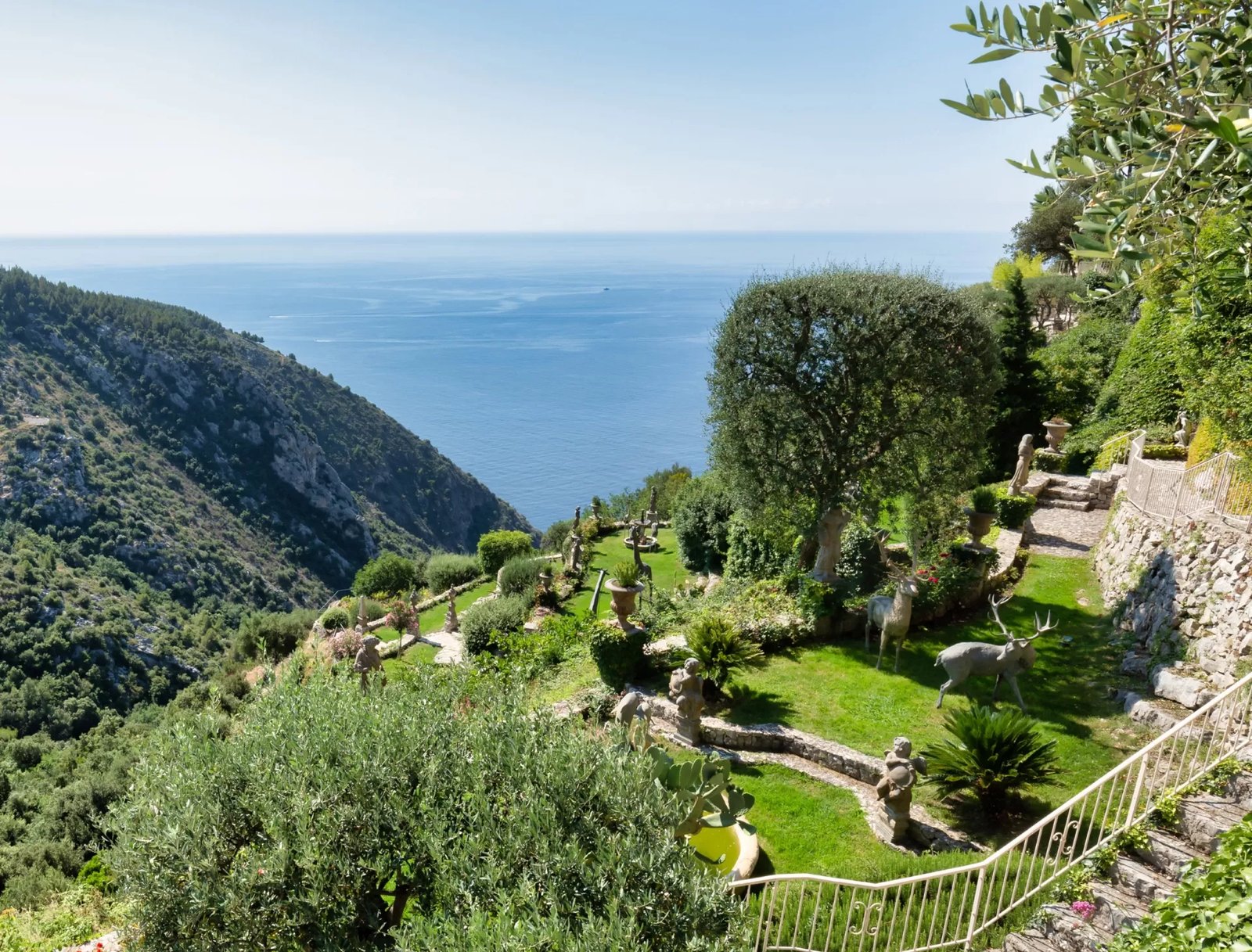 Les jardins en terrasses du Château de la Chèvre d'Or dominant la Méditerranée depuis Èze
