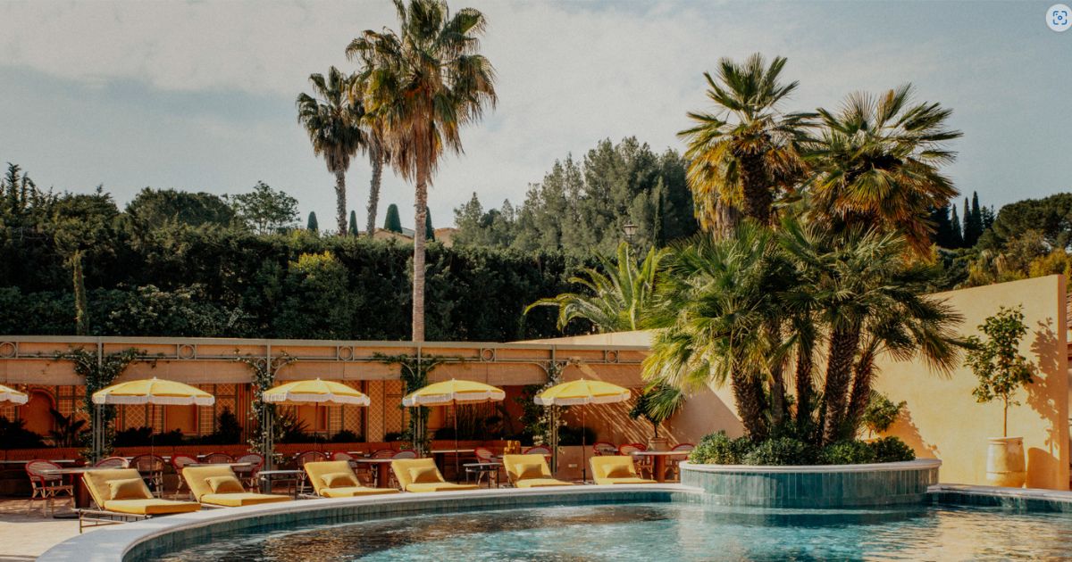 La piscine et les palmiers du Mas Candille à Mougins