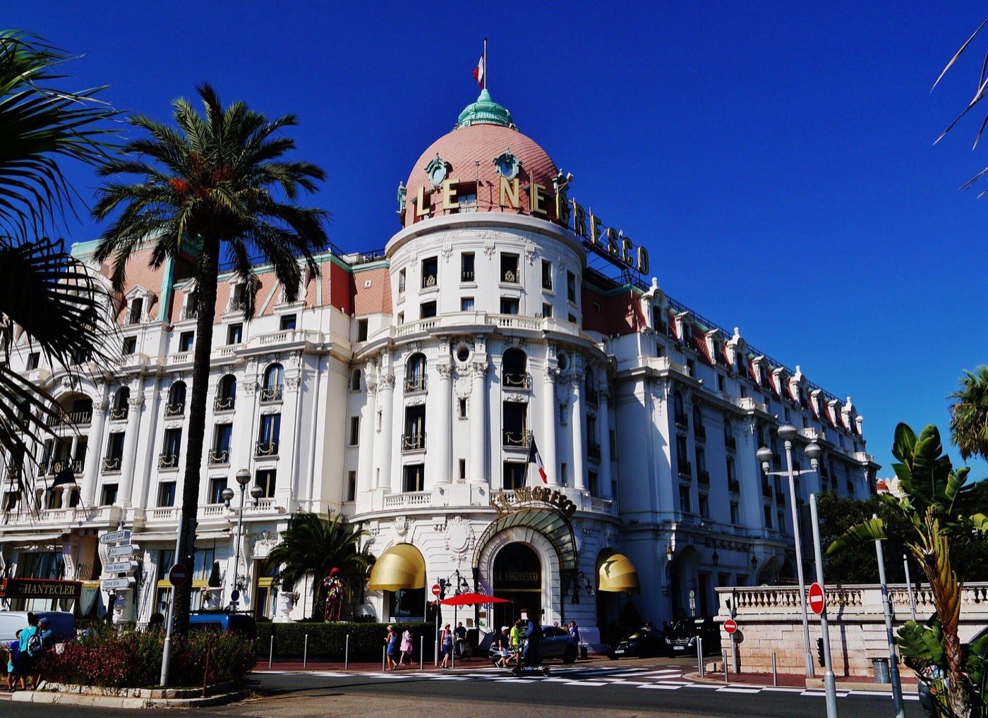 La coupole rose de l'Hôtel Negresco sur la Promenade des Anglais à Nice