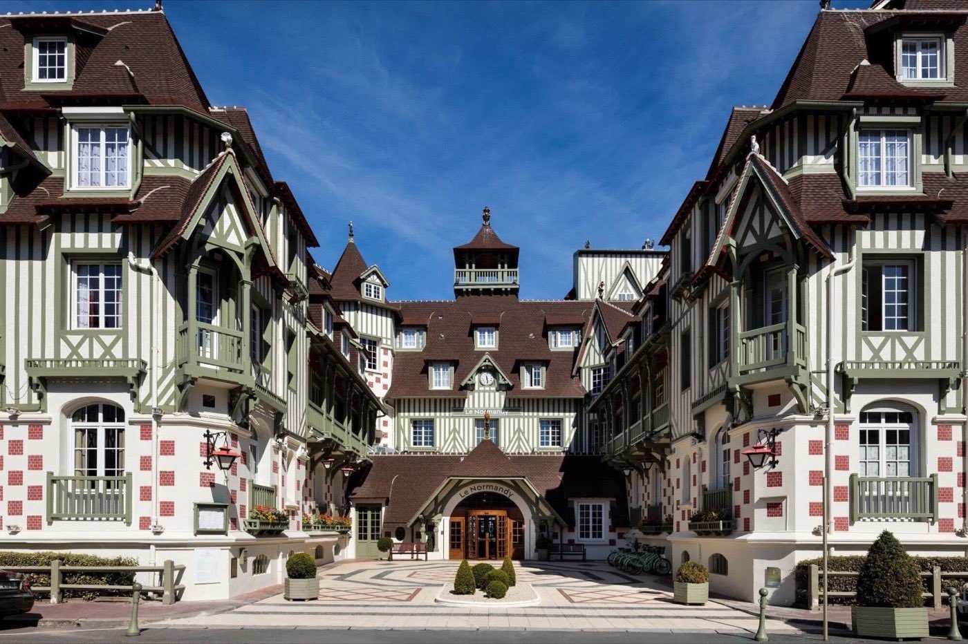 La façade à colombages de l'Hôtel Barrière Le Normandy à Deauville