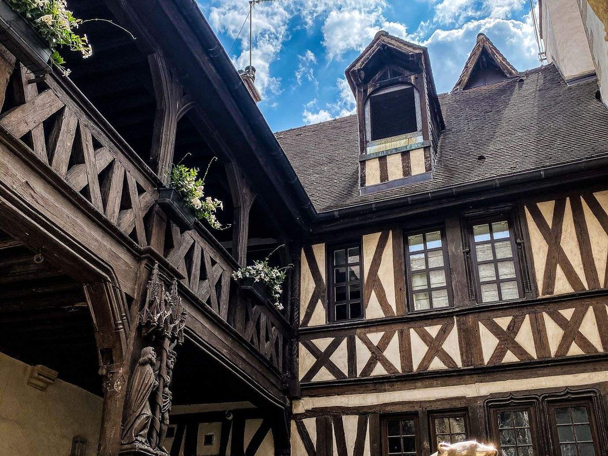 La cour gothique du XVe siècle de la Maison Philippe Le Bon, à Dijon