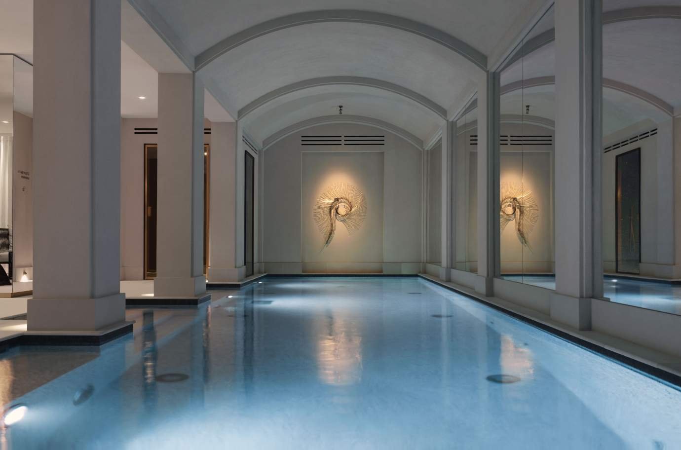 Le bassin voûté de 15 mètres du Spa Shiseido, aux Jardins du Faubourg, Paris 8e