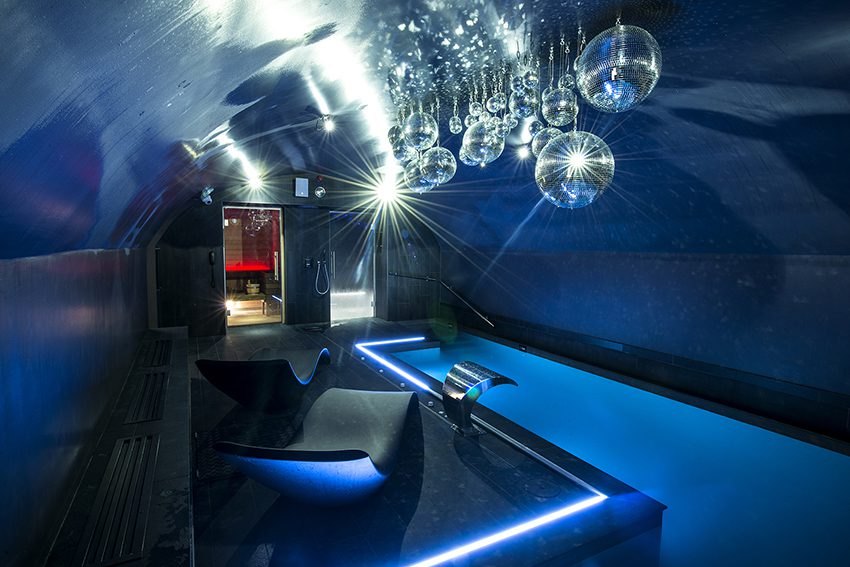La piscine intérieure du spa NUXE, sous les voûtes du Vertigo Hôtel à Dijon