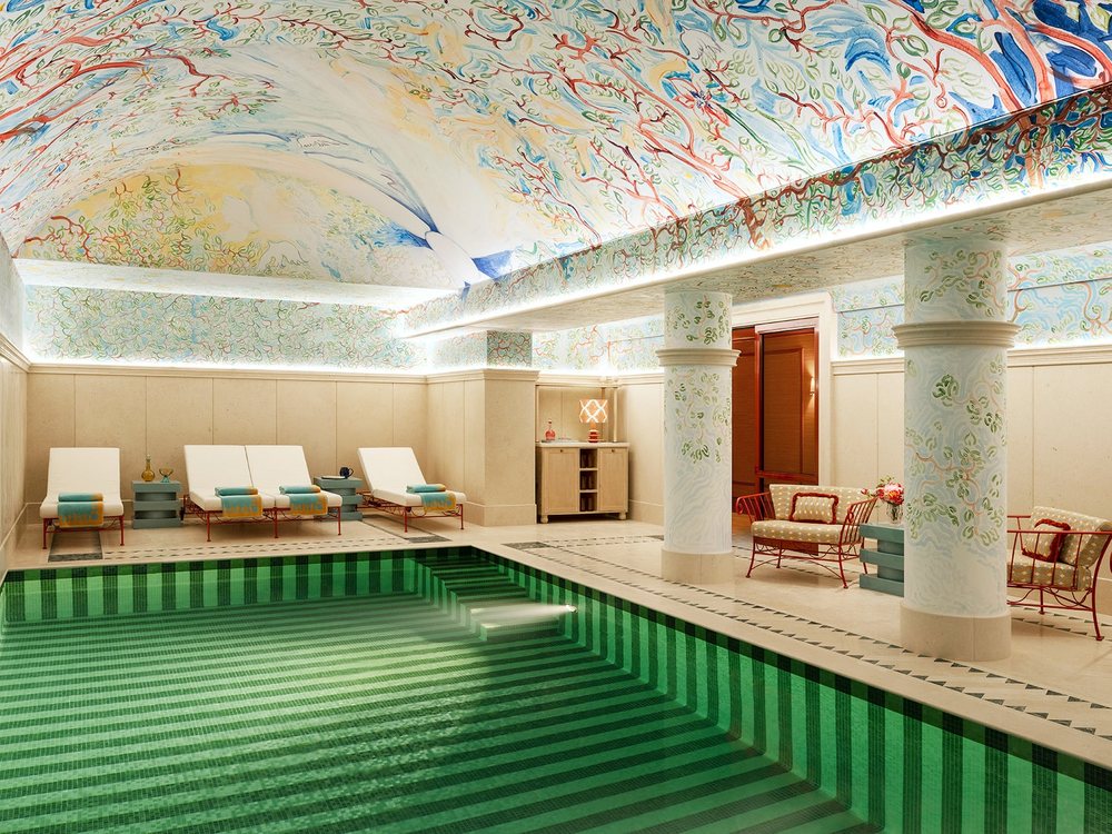 La piscine en mosaïque verte du Grand Mazarin, sous sa voûte peinte, dans le Marais