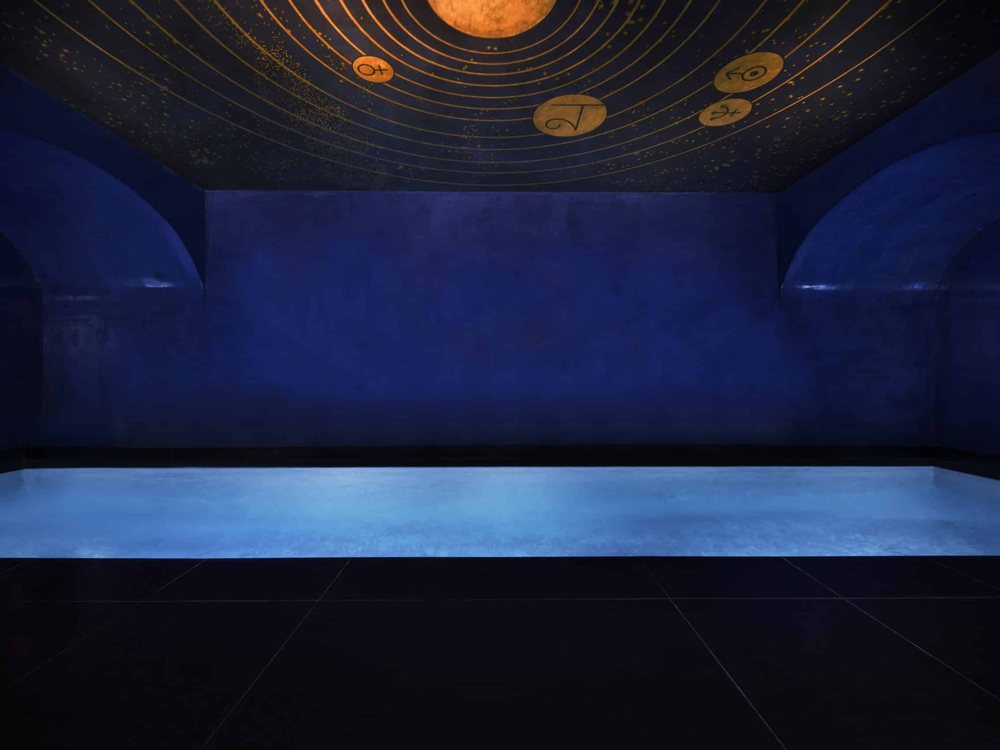 Le bassin du Salon d'Eau de Maison Souquet, sous sa voûte bleu cobalt constellée d'étoiles dorées