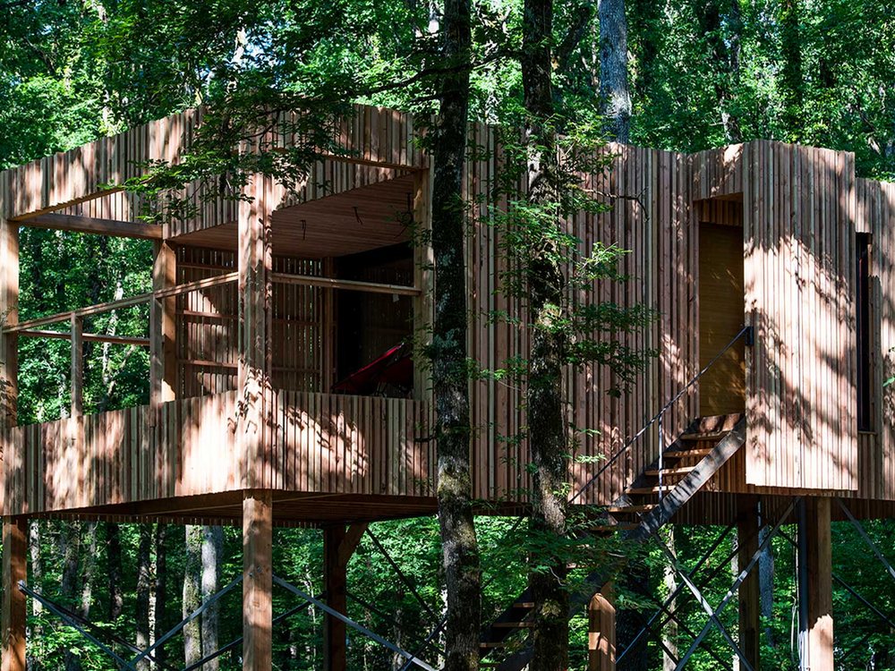 Un lodge en bois perché dans les arbres de la forêt de Loire Valley Lodges