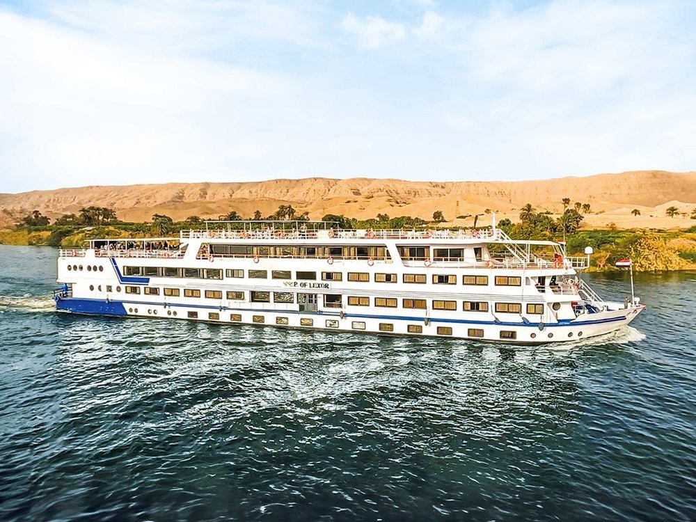Le RV Star of Luxor de CroisiEurope naviguant sur le Nil devant les collines désertiques de la rive ouest