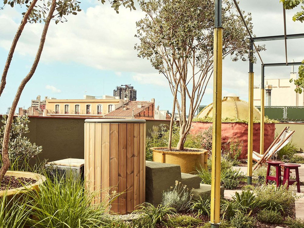 Les Termas Bonay sur le toit de Casa Bonay, leur jardin, leur cabine de bois et les toits de Barcelone