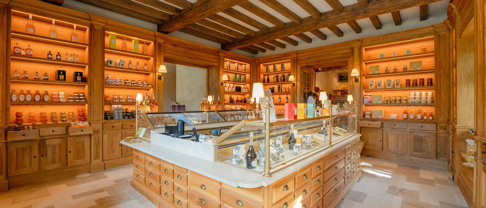 La boutique du Château d'Estoublon, ses poutres et ses étagères d'apothicaire