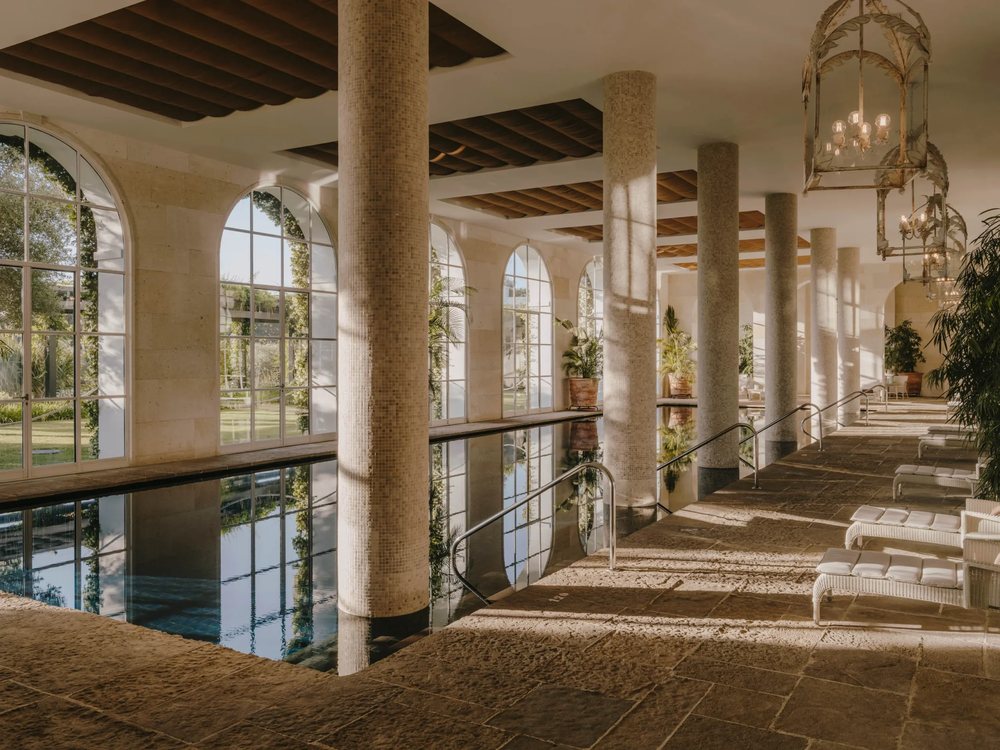 La piscine intérieure chauffée de 25 m de Finca Cortesín, ses colonnes et ses grandes baies cintrées