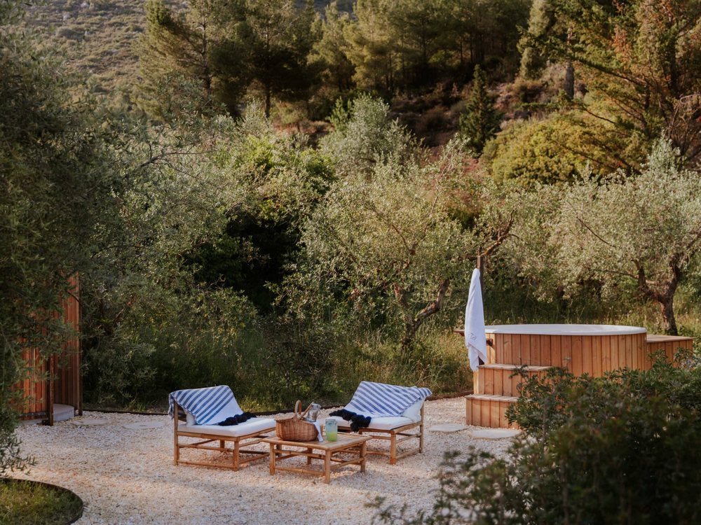 Le spa extérieur Les Oliveres de Terra Dominicata, ses transats et son bain nordique au milieu des oliviers