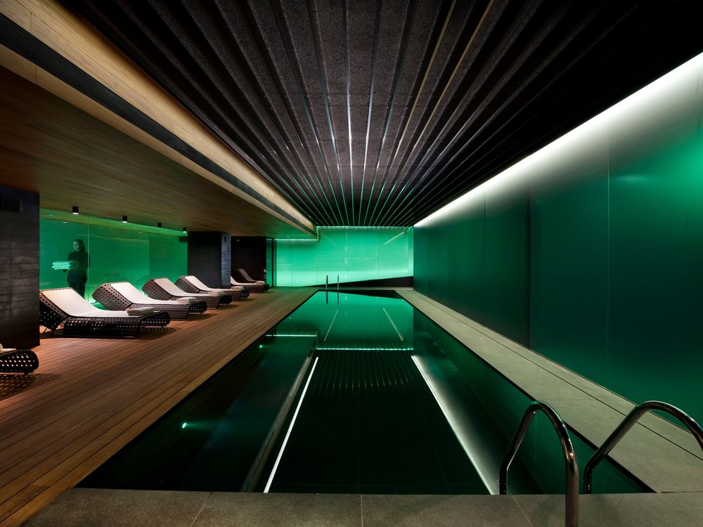 La piscine intérieure de 12 m du Mandarin Oriental Barcelona, sa lumière verte et sa rangée de transats
