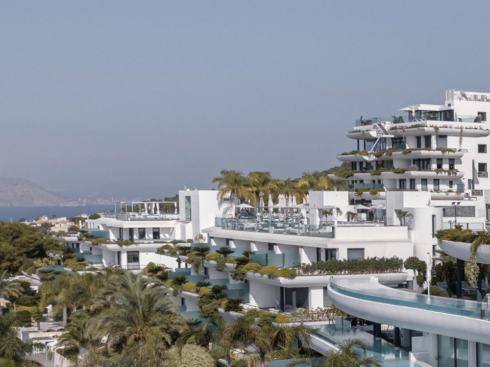 Les terrasses blanches de SHA Wellness Clinic étagées au-dessus de la baie de L'Albir, entre palmiers et pins