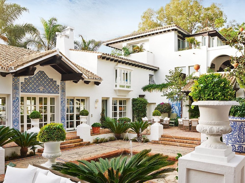 La cour andalouse blanche de la Villa del Mar au Marbella Club, fontaine, azulejos et vasques