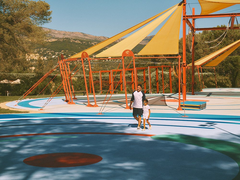 L'aire de cirque du Club Med Opio en Provence, ses voiles orange et jaunes au-dessus de la piste, sous le soleil