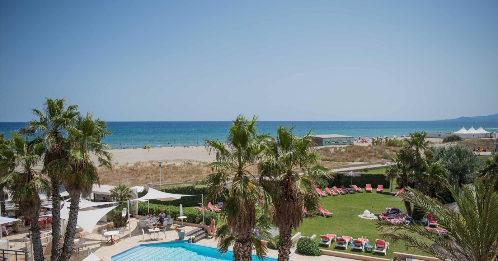 Vue aérienne de l'hôtel Les Flamants Roses face à la plage de Canet
