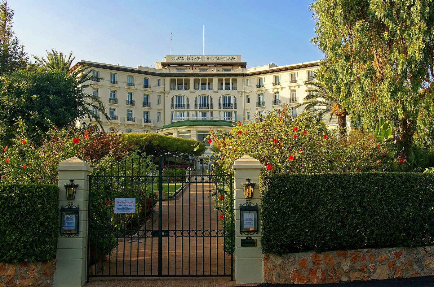 La façade Belle Époque du Grand-Hôtel du Cap-Ferrat vue depuis ses jardins