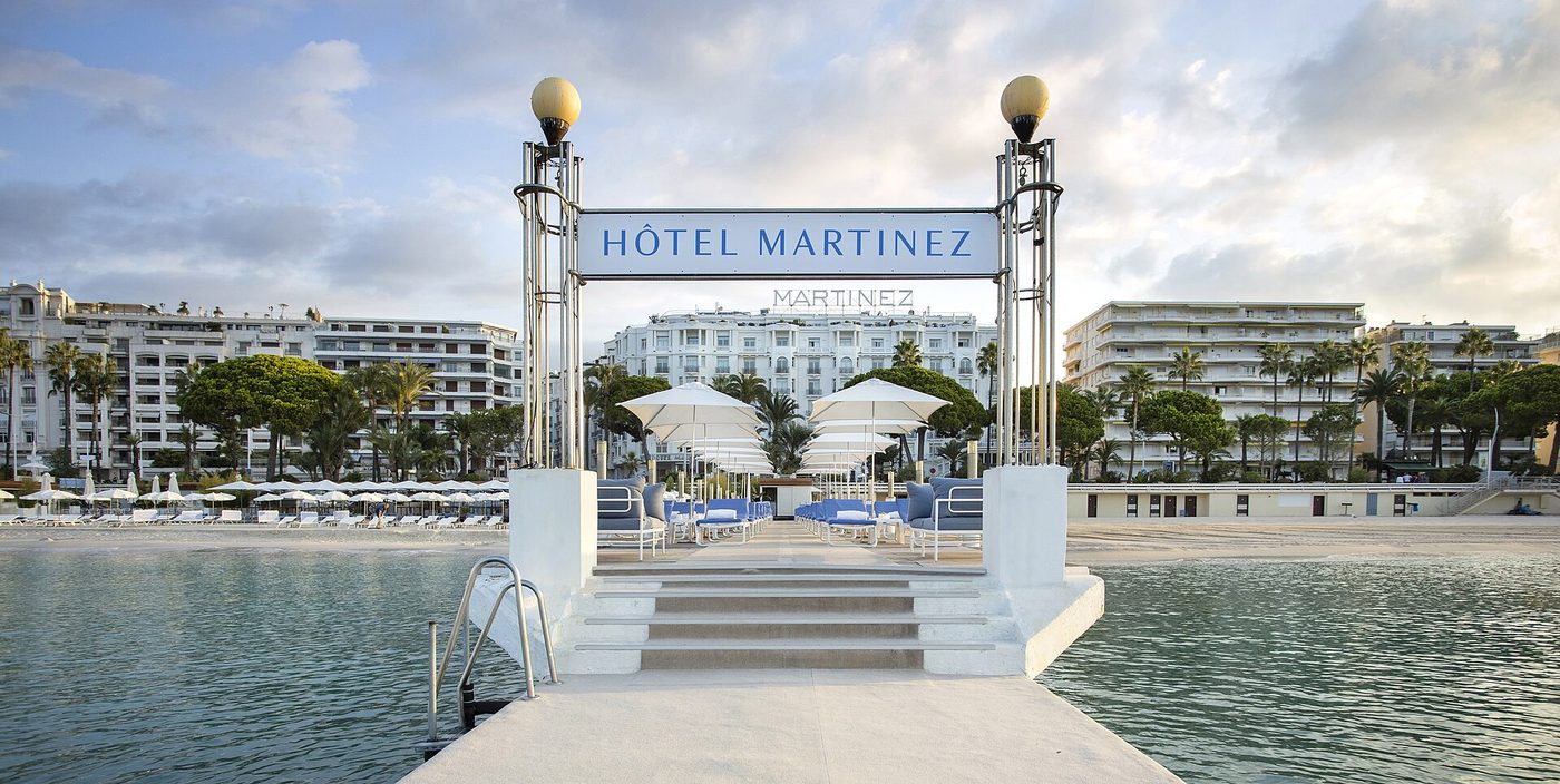 L'Hôtel Martinez vu depuis le ponton de sa plage privée, sur la Croisette à Cannes