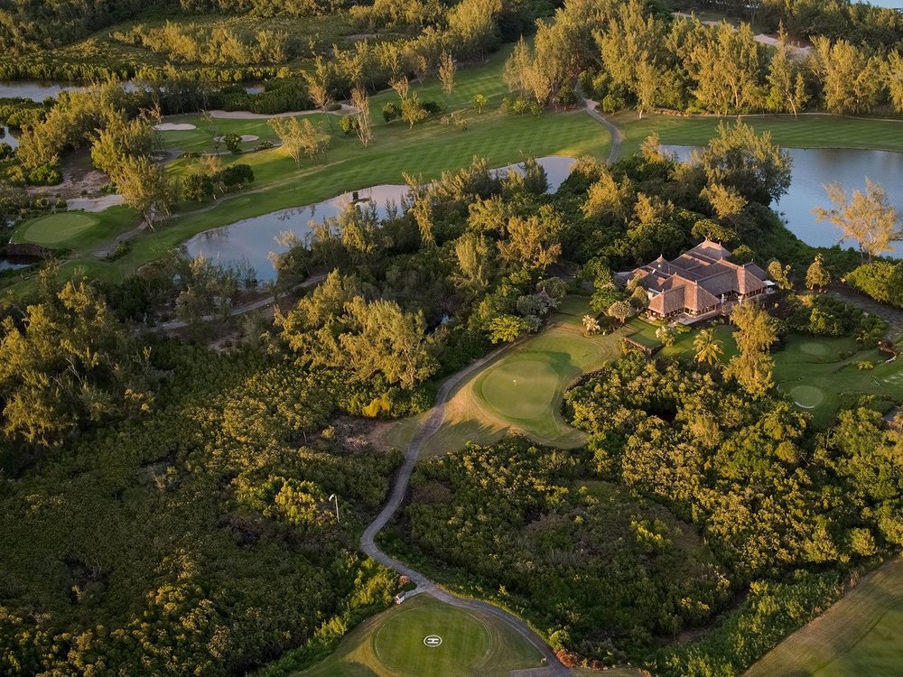 Le parcours de l'Ile aux Cerfs vu du ciel : fairways, étangs et club-house dans la végétation