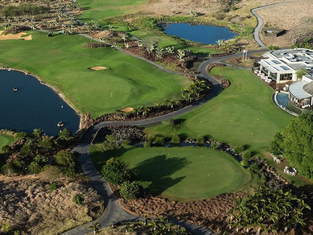 Mont Choisy Le Golf vu du ciel : greens, plans d'eau et club-house au bord d'une allée