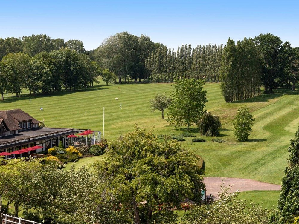 Le club-house du Golf Barrière Deauville et ses fairways sur les hauteurs du Mont-Canisy