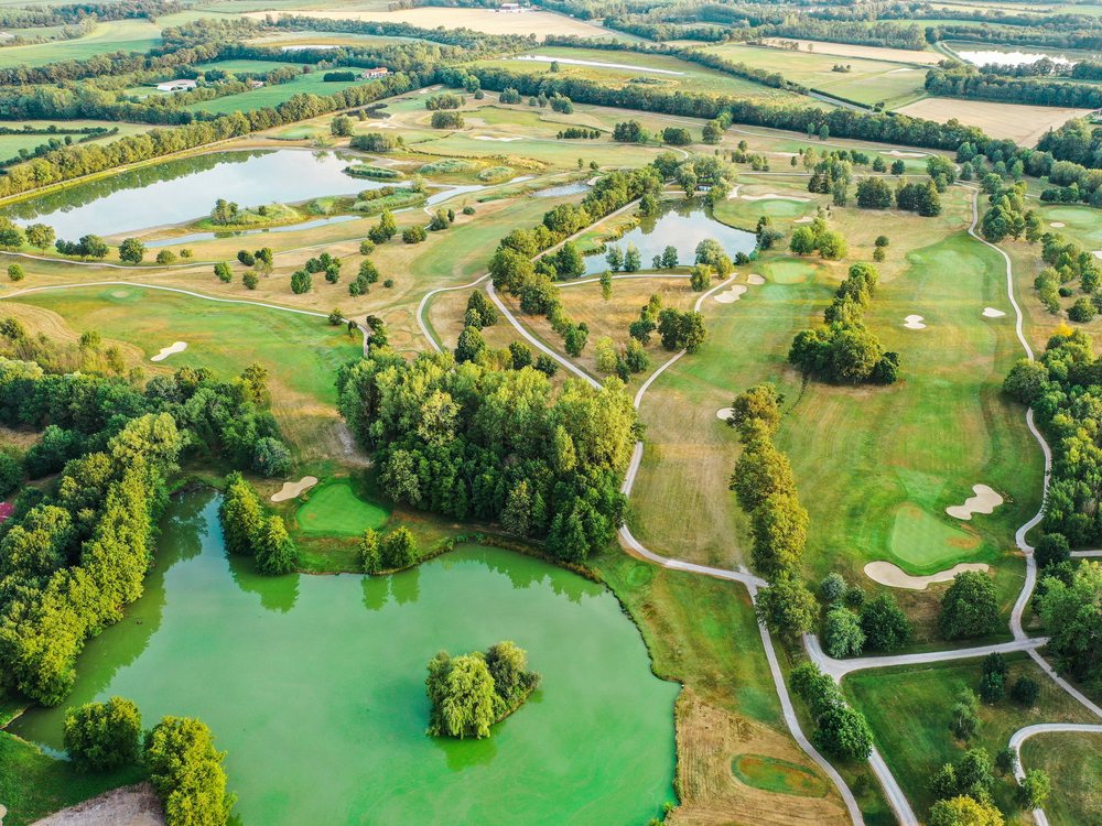 Vue aérienne des parcours du Domaine du Gouverneur et de ses étangs, dans la Dombes