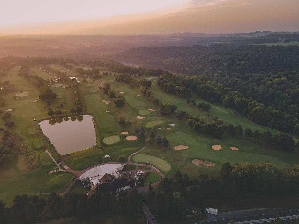 Vue aérienne du Golf Hôtel de Mont Griffon, de ses parcours et de son plan d'eau dans la vallée de l'Ysieux