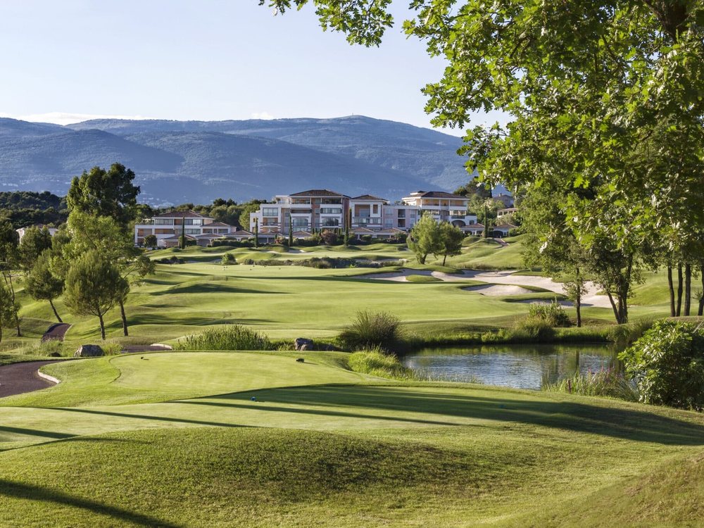 Le parcours du Royal Mougins Golf Club, ses fairways et son plan d'eau, devant l'hôtel et les collines