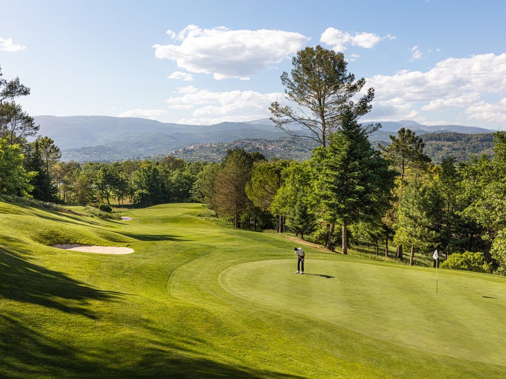 Un golfeur sur le green du parcours du Château, à Terre Blanche, entre les pins et les collines du Var