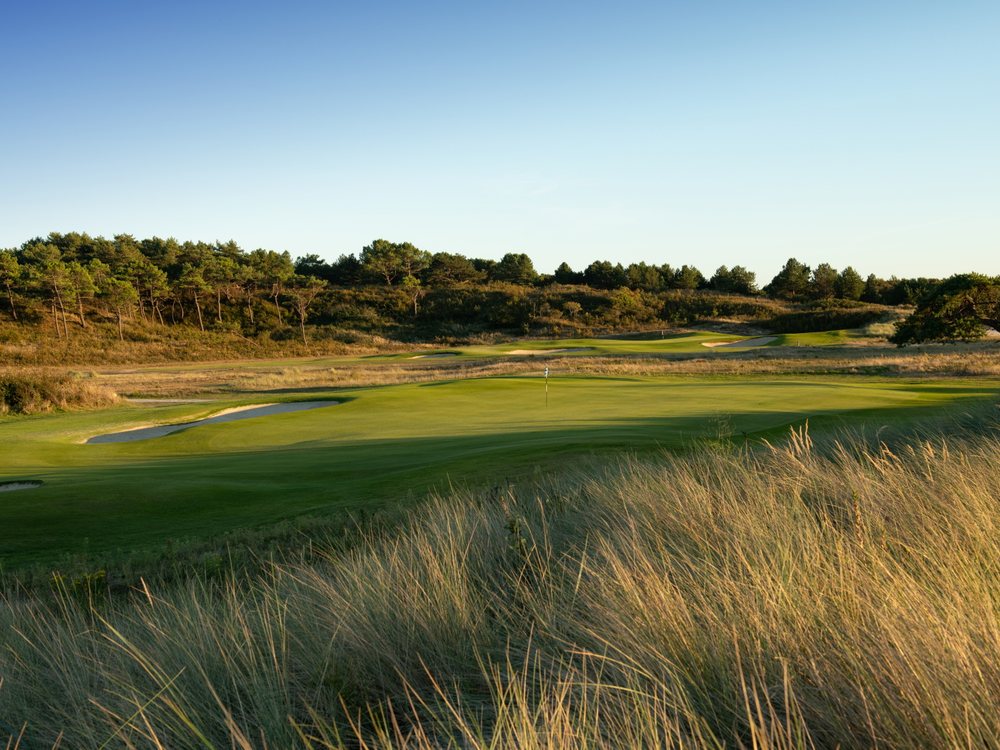 Le parcours de La Mer, au Touquet, ses dunes et ses herbes hautes dans la lumière du soir