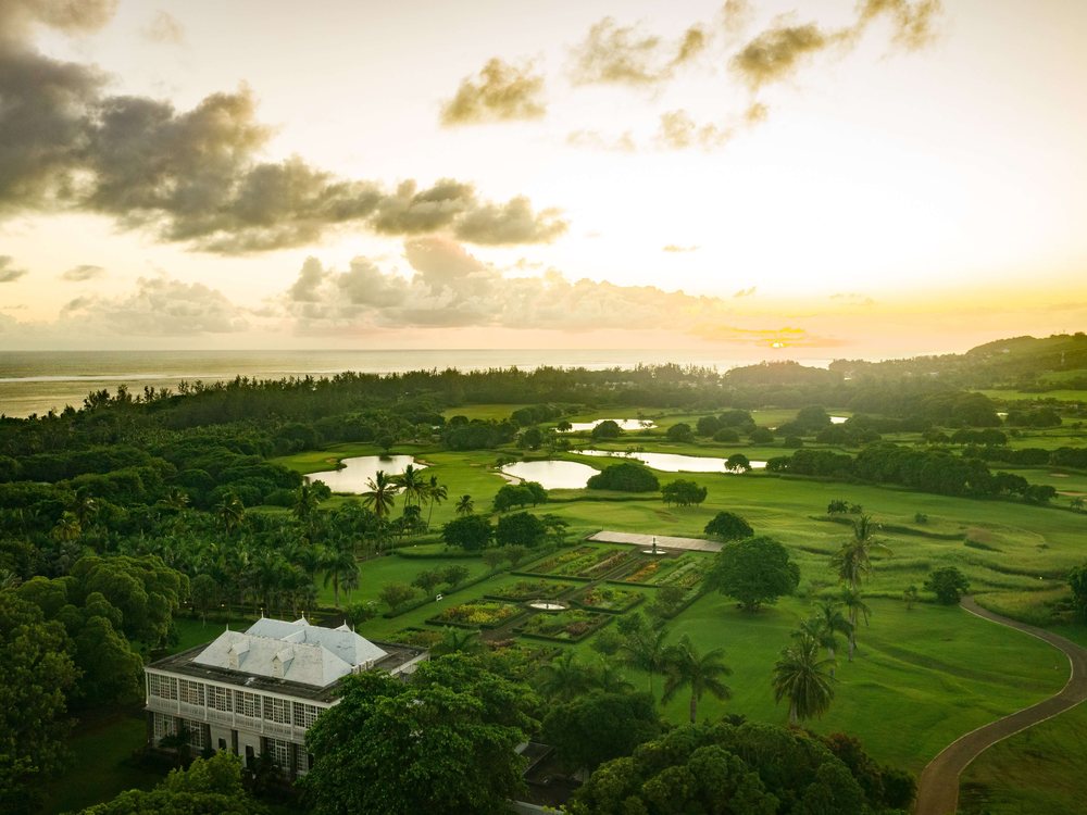 Le château de Bel Ombre, ses jardins et le parcours du Château vus du ciel au soleil couchant