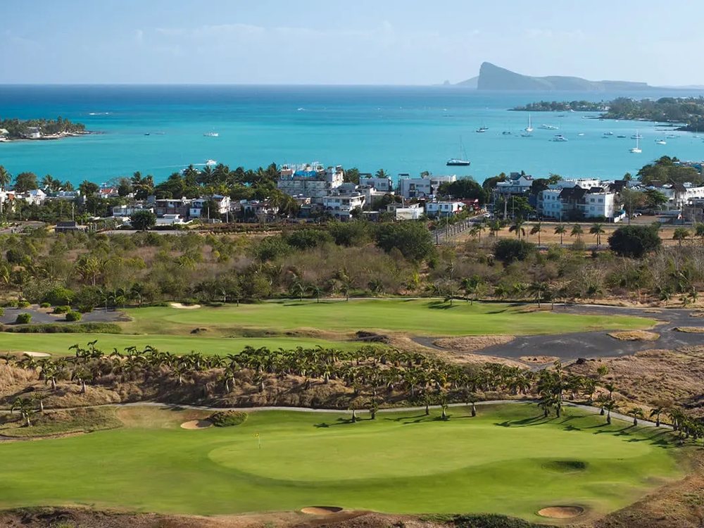 Un green de Mont Choisy Le Golf et ses roches volcaniques, le lagon de Grand Baie et le Coin de Mire au loin