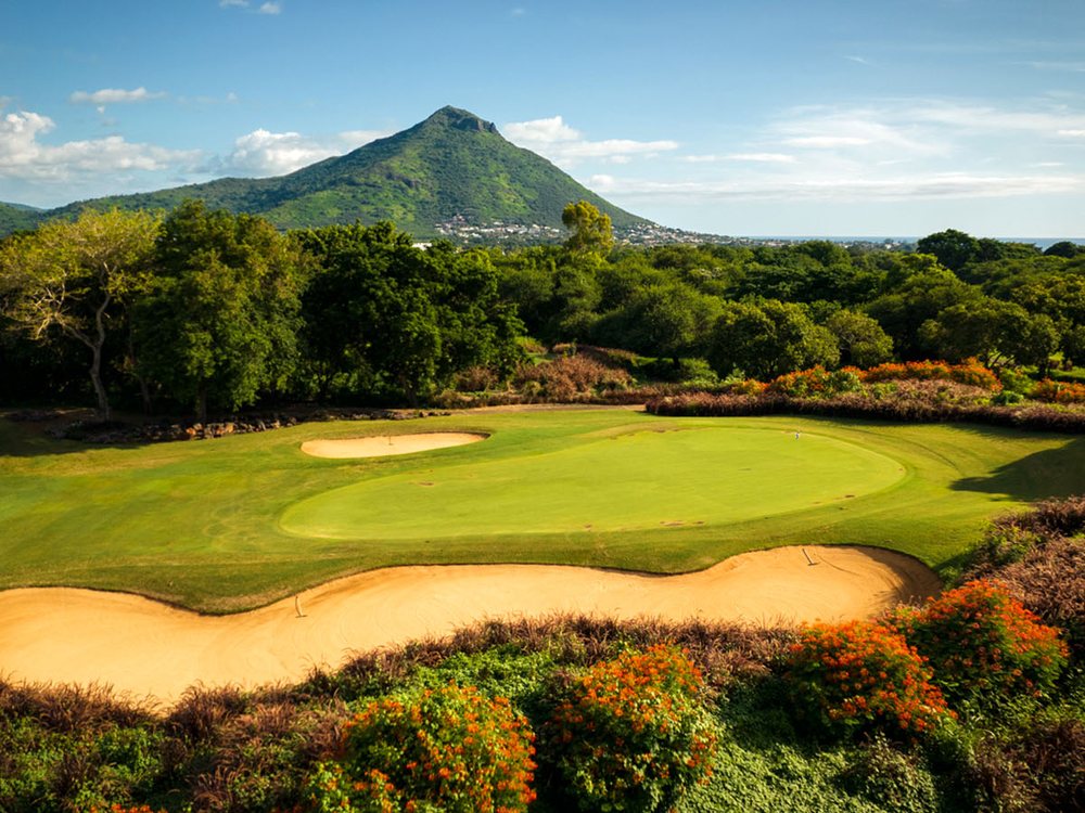 Un green et son bunker devant le massif du Rempart, au Tamarina Golf Club, sur la côte ouest