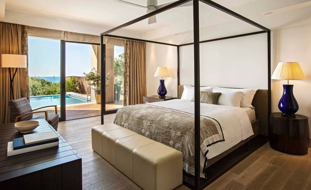 Chambre Master Infinity du Romanos, lit face aux baies ouvertes sur la terrasse