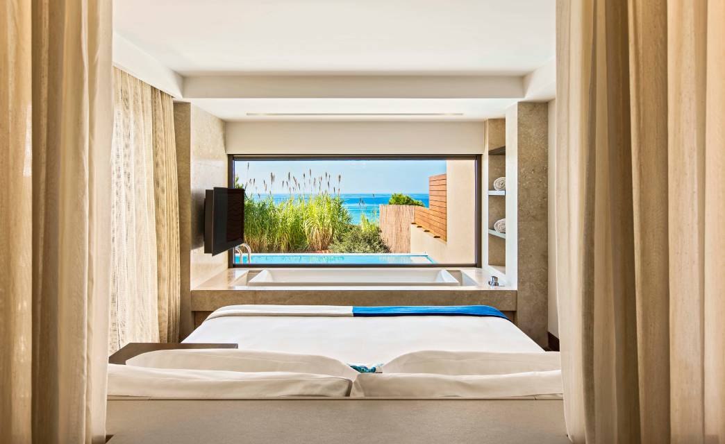 Terrasse d'une Premium Grand Infinity du Romanos, avec piscine privée face à la mer