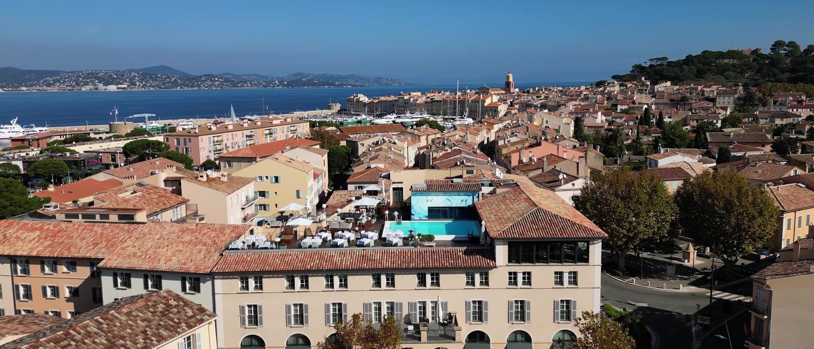 Saint-Tropez vu du ciel, l'Hôtel de Paris et sa piscine sur le toit au premier plan, le golfe au fond