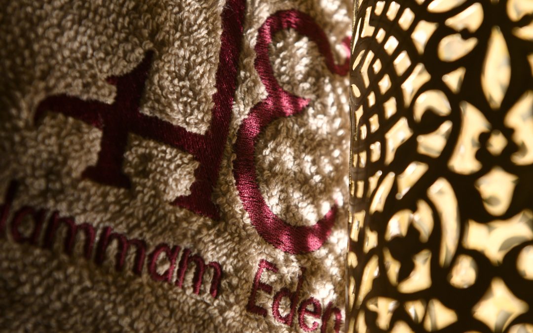Drap brodé au nom du Hammam Eden et lanterne orientale ajourée, à Marseille