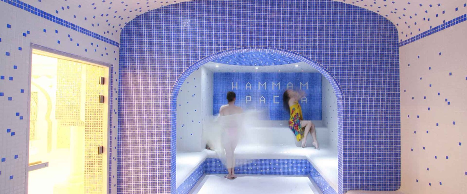 La salle chaude du Hammam Pacha, mosaïque bleue et blanche avec le nom de l'établissement en carreaux