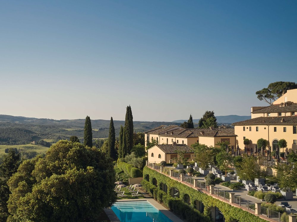 Le Castello del Nero au soleil couchant, ses terrasses, ses cyprès et sa piscine au-dessus des collines du Chianti