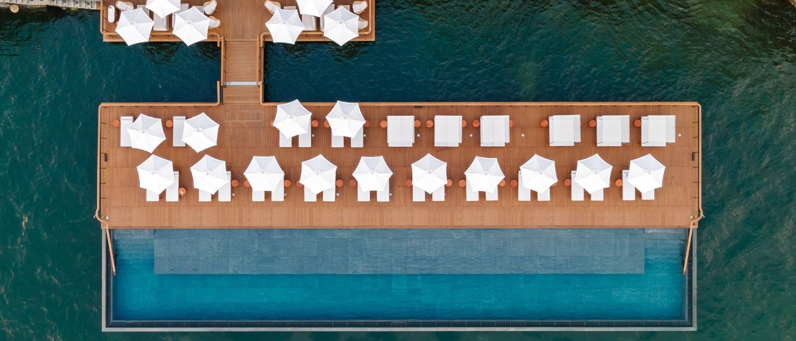 La piscine flottante à débordement du Mandarin Oriental Lago di Como, vue du ciel, au bord du lac de Côme