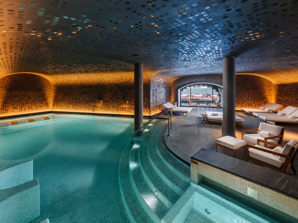 Le bassin intérieur du spa du Mandarin Oriental Lago di Como, sous une voûte éclairée, ouvert sur le lac